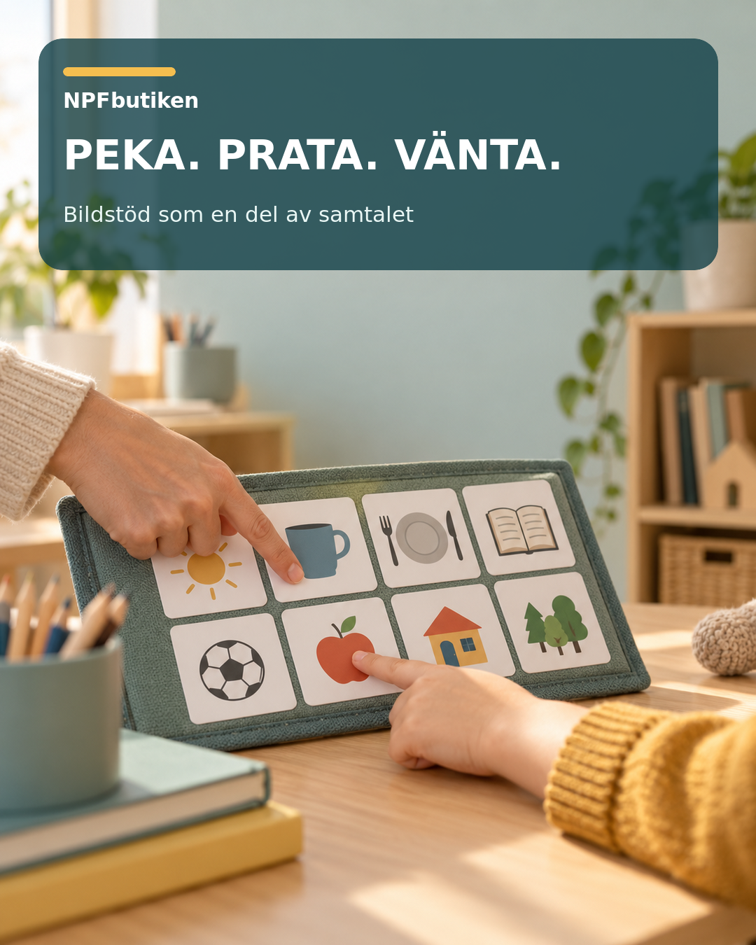 Två händer pekar på olika bildsymboler på en kommunikationskarta i en lugn studiemiljö. Rubriken lyder ”Peka. Prata. Vänta.”